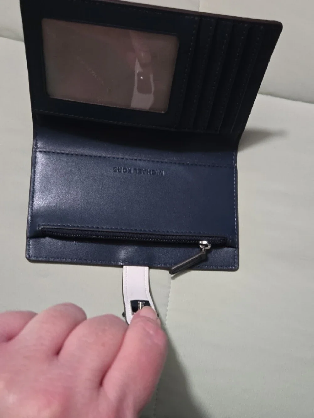 Michael Kors navy wallet with white strap and silver MK logo - Picture 4 of 7